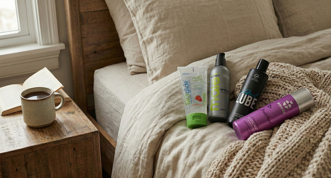 Guida completa ai lubrificanti intimi - diverse tipologie su un letto